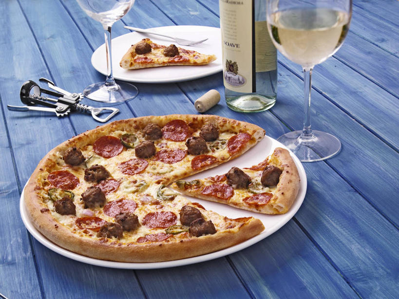 奶酪,红酒,葡萄酒,无人,横图,俯视,室内,特写,白天,烹饪,西餐,餐桌,桌子,杯子,切开,阴影,反射,木制,高脚杯,开瓶器,影子,肉,干酪,起司,料理,食品,披萨,匹萨,红酒杯,白葡萄酒,酒类,芝士,营养,开瓶,菜肴,美食,肉类,玻璃制品,酒,食物,饮料,酒杯,木制品,快餐,切,乳酪,西式,佳肴,餐台,乳制品,比萨,开启,葡萄酒杯,发酵,剖面,肉食,启瓶器,西式快餐,垃圾食品,切面,意大利薄饼,瓶启,玻璃杯,彩图,高角度拍摄,酒具