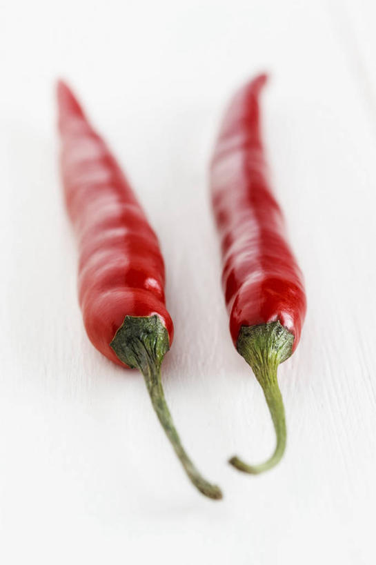 无人,竖图,俯视,室内,特写,白天,白色背景,餐桌,桌子,辣椒,蔬菜,阴影,朦胧,模糊,新鲜,反射,影子,调味,香料,佐料,食品,食物,两个,红色,摄影,有机食品,绿色食品,影棚,餐台,配料,辣角,红海椒,大椒,辣虎,广椒,作料,辣子,红辣椒,海椒,番椒,彩图,高角度拍摄,影棚拍摄,拍摄