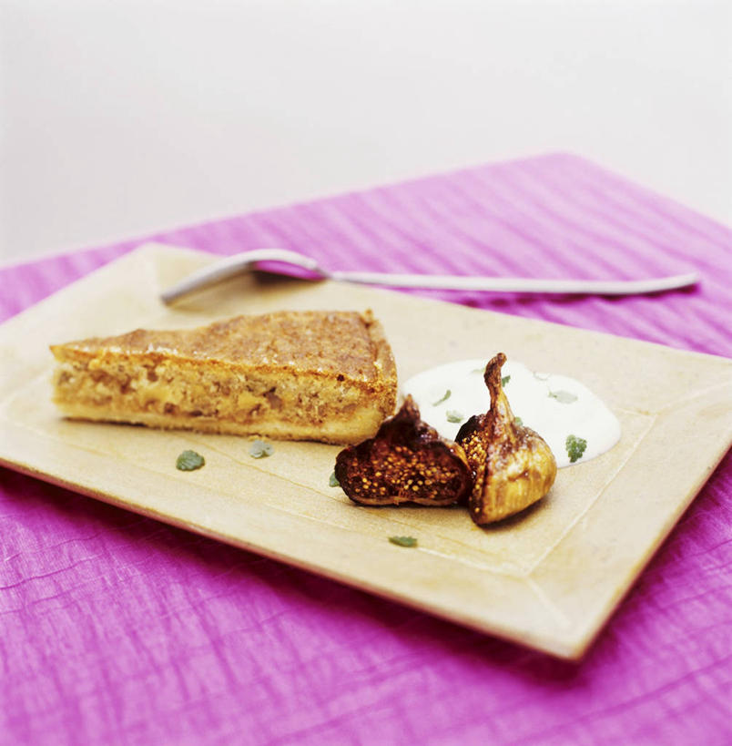 点心,无人,竖图,俯视,室内,特写,白天,白色背景,下午茶,餐桌,桌子,无花果,餐具,水果,一把,一块,阴影,新鲜,反射,叉子,碟子,盘,影子,生食,食品,果实,食物,糕点,白色,盘子,碟,摄影,有机食品,绿色食品,影棚,餐台,横截面,剖面,餐叉,截面,截面图形,进餐用具,映日果,树地瓜,奶浆果,蜜果,彩图,高角度拍摄,影棚拍摄,拍摄,蛋糕