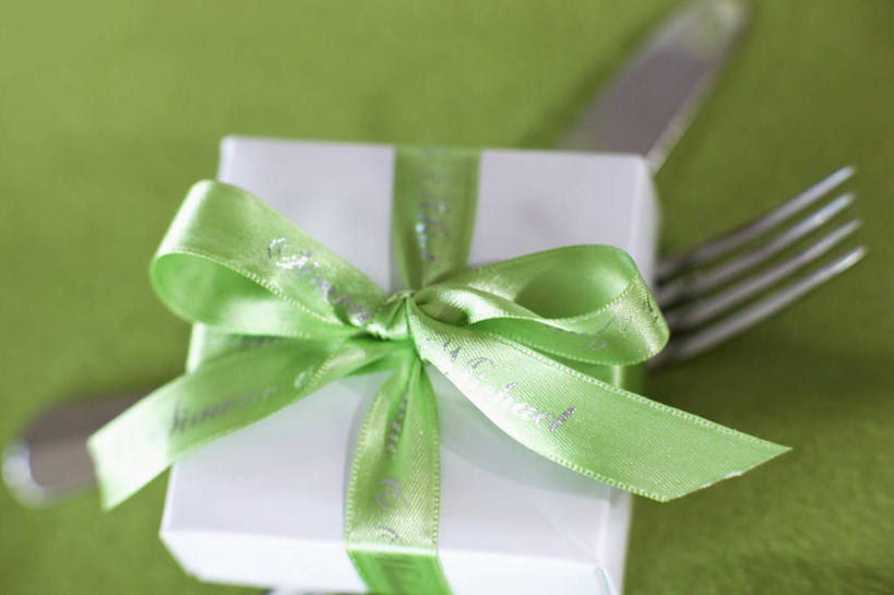 无人,横图,俯视,室内,特写,白天,餐桌,桌子,静物,餐具,礼盒,礼物,绿色背景,阴影,朦胧,模糊,反射,叉子,刀叉,刀子,丝绸,丝带,影子,纸盒,缎带,绸带,盒子,一个,白色,包装盒,礼品盒,摄影,礼品,影棚,单个,餐台,餐刀,餐叉,进餐用具,彩图,高角度拍摄,影棚拍摄,拍摄