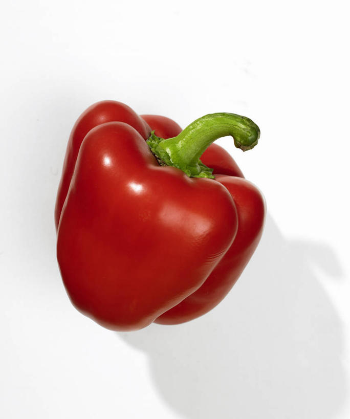 无人,竖图,俯视,室内,特写,白天,白色背景,餐桌,桌子,辣椒,蔬菜,阴影,新鲜,反射,影子,食品,食物,一个,红色,摄影,有机食品,绿色食品,影棚,单个,餐台,彩椒,辣角,红海椒,大椒,辣虎,广椒,甜椒,柿子椒,辣子,海椒,番椒,灯笼椒,彩图,高角度拍摄,影棚拍摄,拍摄