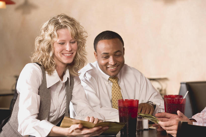 西方人,四个人,同事,商务人士,商务男性,商务女性,餐厅,坐,笑,微笑,露齿笑,横图,室内,白天,正面,衬衫,成功,合作,团队,集体,信心,餐桌,桌子,杯子,欧洲,非洲,黑人,欧洲人,握,阴影,套装,反射,影子,勺子,注视,队伍,玻璃制品,菜单,水杯,调羹,汤匙,观察,看,握着,餐台,观看,察看,领导,成就,关注,商务装,合伙,领袖,工薪阶层,男人,男性,年轻男性,年轻女性,女人,女性,白种人,非洲人,白领,上班族,玻璃杯,坐着,半身,彩图,衬衣,餐馆,饭店,饭馆