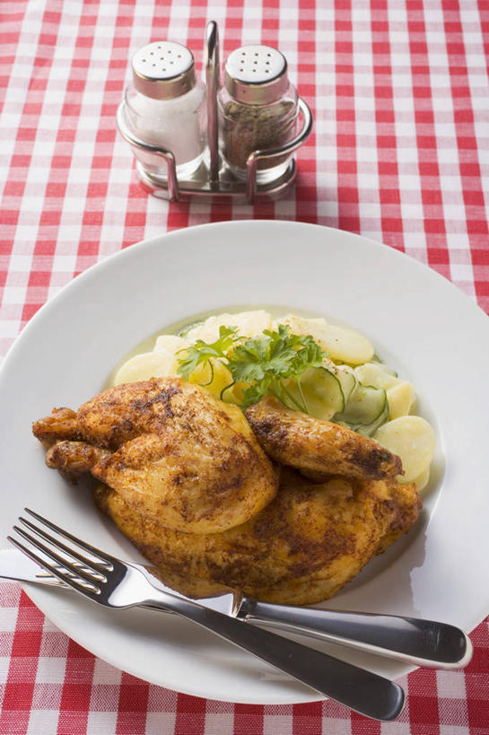 无人,竖图,俯视,室内,特写,白天,餐桌,桌子,蔬菜,土豆,餐具,阴影,新鲜,反射,布料,叉子,刀叉,刀子,方格,格子,影子,调料,调味,鸡肉,肉,生食,蔬菜沙拉,香料,盐,佐料,沙拉,食品,黑胡椒,调味品,调味料,布纹,色拉,沙律,肉类,食盐,玻璃制品,桌布,食物,玻璃瓶,餐巾,瓶子,台布,有机食品,绿色食品,餐台,色拉酱,配料,餐刀,千岛酱,肉食,餐叉,馍馍蛋,作料,进餐用具,洋芋,山药蛋,马铃薯,胡椒,彩图,高角度拍摄