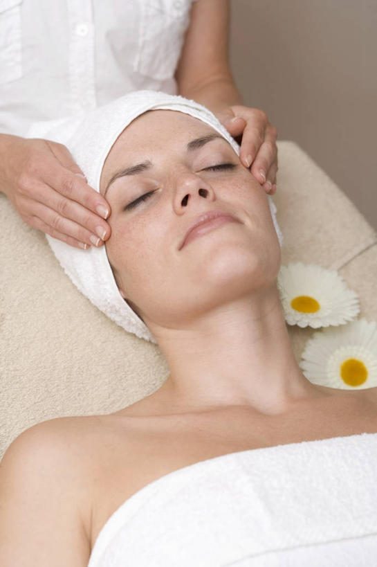 西方人,两个人,按摩师,美容院,站,躺,闭眼,竖图,俯视,室内,白天,按摩,美容,床,欧洲,欧洲人,护肤,阴影,反射,包裹,纺织物,影子,床单,被子,顾客,毛巾,清洁,站着,保养,享受,休闲,健康,放松,保健,保暖,被单,透气,养颜,指压,按摩床,防水,主顾,储水,耐磨,吸水,卧着,年轻女性,女人,女性,白种人,技师,闭眼睛,闭着眼,闭着眼睛,躺着,卧,站立,半身,彩图,高角度拍摄,推拿,搓背床,理疗床,美容床,指压床