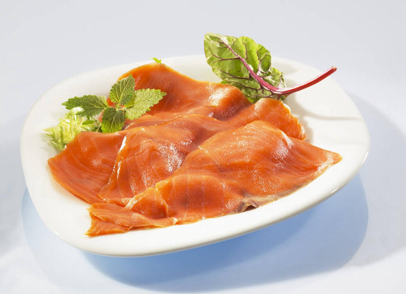 三文鱼,无人,横图,俯视,室内,特写,白天,白色背景,餐桌,桌子,鲑鱼,菠菜,蔬菜,餐具,阴影,新鲜,反射,碟子,盘,影子,肉,鱼肉,食品,肉类,食物,一个,白色,盘子,碟,摄影,有机食品,绿色食品,影棚,单个,餐台,大马哈鱼,肉食,撒蒙鱼,萨门鱼,冰海之皇,鲑,马哈鱼,麻哈鱼,大麻哈鱼,鹦鹉菜,鼠根菜,角菜,红嘴绿鹦哥,赤根菜,菠薐菜,波斯草,彩图,高角度拍摄,影棚拍摄,拍摄