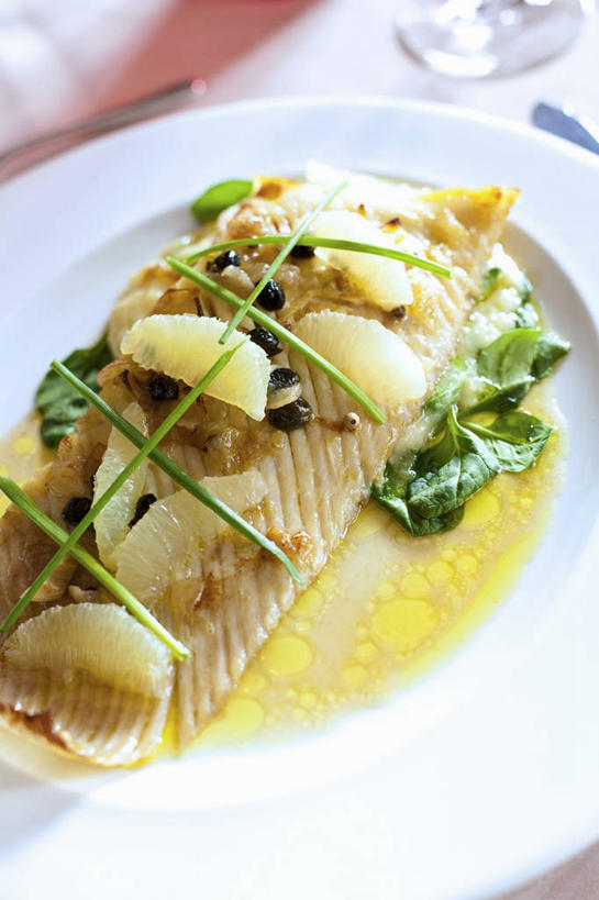 海鲜,无人,竖图,俯视,室内,特写,白天,烹饪,西餐,餐桌,桌子,葡萄,餐具,水果,阴影,朦胧,模糊,新鲜,反射,鱼,碟子,盘,影子,调料,酱料,酱汁,肉,生食,鱼肉,佐料,料理,食品,果实,调味品,调味料,葡萄柚,水产,酱,菜肴,美食,肉类,鱼类,海洋生物,食物,一个,白色,盘子,碟,西柚,葡萄干,西式,佳肴,有机食品,绿色食品,单个,餐台,水生动物,海产品,水生物,肉食,海底动物,魟鱼,魔鬼鱼,蝠鲼,朱栾,乌珠木,山葫芦,蒲桃,草龙珠,彩图,高角度拍摄