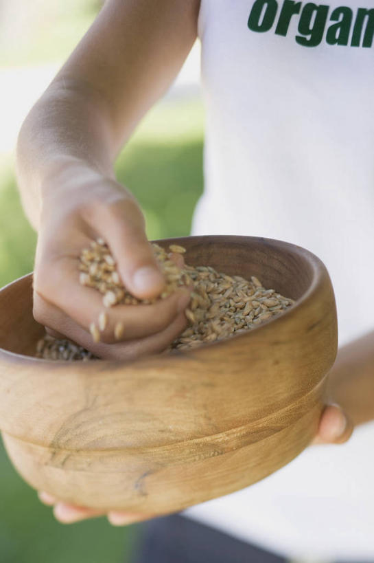 西方人,手,一个人,捧,竖图,俯视,室外,特写,白天,玉米,草地,草坪,植物,欧洲,欧洲人,双手,仅一个男性,仅一个人,一堆,许多,握,阴影,堆叠,堆积,服装,朦胧,模糊,光线,木制,棒子,影子,玉蜀黍,休闲装,草,仅一个年轻男性,一个,衣服,绿色,阳光,木制品,容器,碗,休闲,手部,休闲服,握着,服饰,单个,储藏,堆,苞米,储存,苞芦,苞谷,包谷,大蜀黍,番麦,薏米包,玉高粱,玉麦,珍珠米,男人,男性,年轻男性,白种人,端,端着,捧着,手捧,半身,彩图,高角度拍摄,贮存