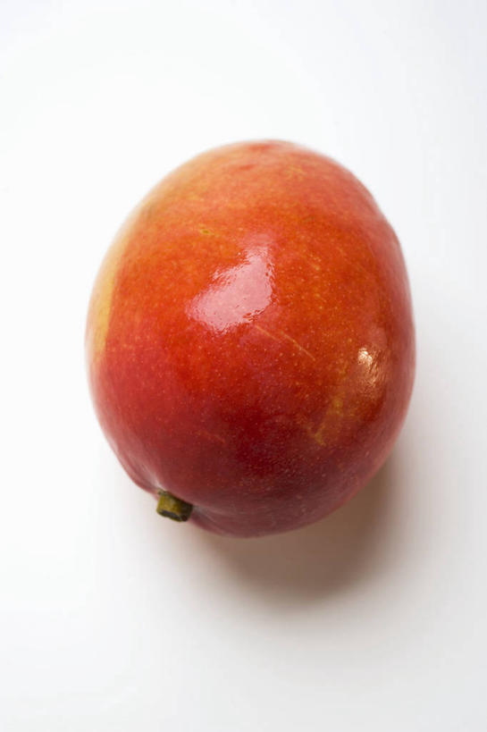 无人,竖图,俯视,室内,特写,白天,白色背景,餐桌,桌子,芒果,水果,阴影,新鲜,反射,影子,生食,食品,果实,食物,一个,红色,摄影,有机食品,绿色食品,影棚,单个,餐台,望果,蜜望,檬果,闷果,漭果,杧果,庵波罗果,彩图,高角度拍摄,影棚拍摄,拍摄