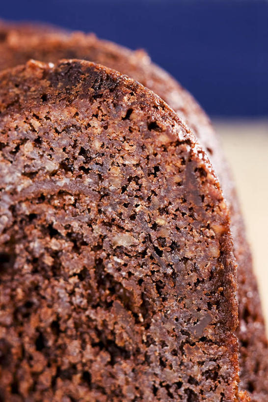 点心,无人,竖图,俯视,室内,特写,白天,下午茶,餐桌,桌子,一块,阴影,朦胧,模糊,反射,影子,核桃,食品,糖,糖果,坚果,甜点,甜品,褐色,果实,巧克力蛋糕,食物,糕点,甜食,干果,巧克力,餐台,朱古力,胡桃,羌桃,彩图,高角度拍摄,蛋糕