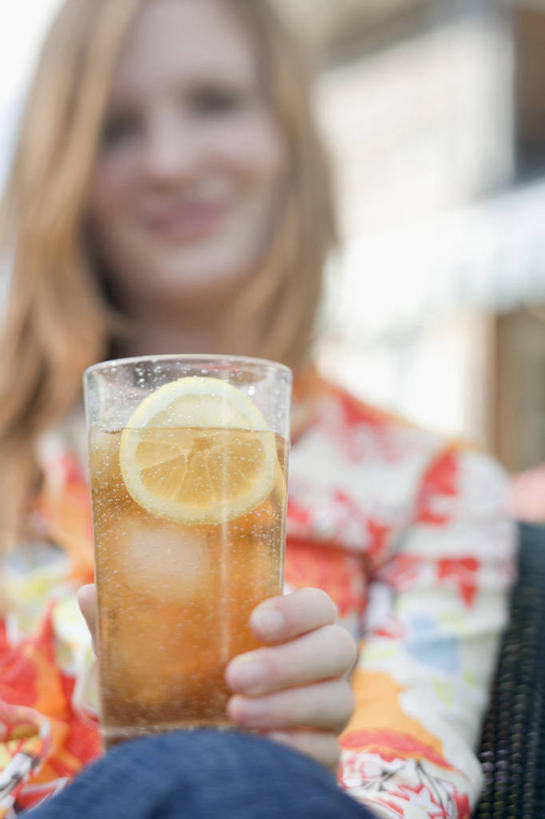 果汁,西方人,手,一个人,笑,微笑,露齿笑,竖图,室内,特写,白天,正面,柠檬,杯子,水果,欧洲,欧洲人,仅一个年轻女性,仅一个女性,仅一个人,握,阴影,服装,朦胧,模糊,新鲜,反射,影子,冰,生食,冰块,食品,果实,饮品,一杯,注视,休闲装,冷冻,玻璃制品,食物,饮料,衣服,水杯,观察,看,休闲,手部,休闲服,寒冷,握着,服饰,有机食品,绿色食品,冷藏,观看,单手,察看,冰冷,关注,可口,保鲜,适口,年轻女性,女人,女性,白种人,玻璃杯,益母果,柠果,半身,彩图