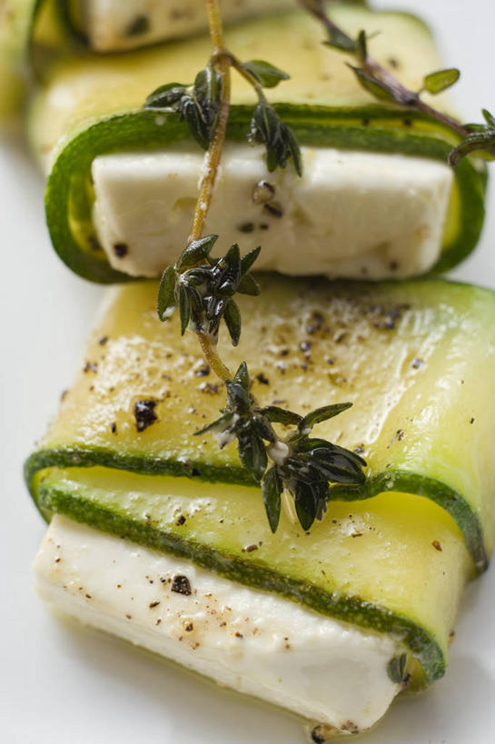 奶酪,无人,竖图,俯视,室内,特写,白天,白色背景,餐桌,桌子,黄瓜,蔬菜,两块,阴影,朦胧,模糊,新鲜,芳香,反射,包裹,影子,调味,香料,佐料,干酪,起司,食品,芝士,营养,食物,香草,乳酪,摄影,有机食品,绿色食品,影棚,餐台,吉祥,百里香,麝香草,配料,乳制品,发酵,如意,勇气,作料,勇敢,地椒,自尊,不屈,平安,青瓜,胡瓜,彩图,高角度拍摄,影棚拍摄,拍摄