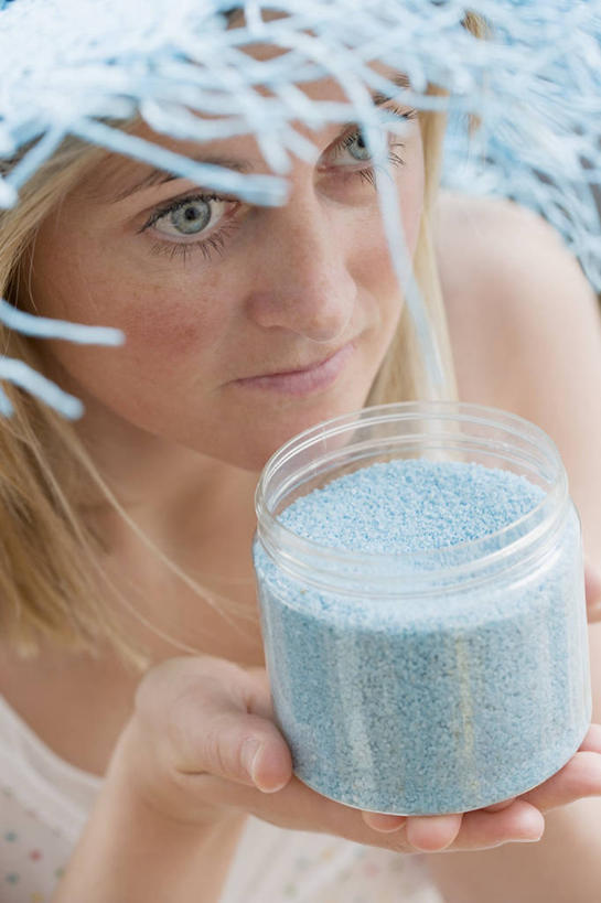 西方人,脸,头,脸颊,手,一个人,竖图,俯视,室内,特写,白天,化妆,美容,玻璃,欧洲,欧洲人,双手,仅一个年轻女性,仅一个女性,仅一个人,一堆,许多,护肤,握,阴影,堆叠,堆积,服装,反射,影子,注视,休闲装,肩膀,玻璃制品,一个,衣服,蓝色,白色,玻璃瓶,瓶子,洗浴用品,观察,看,清洁,保养,享受,休闲,手部,休闲服,放松,握着,保健,服饰,单个,观看,堆,察看,浴盐,护肤品,关注,护肤用品,舒缓,广口瓶,养颜,去污,紧肤,嫩肤,年轻女性,女人,女性,白种人,头部,脸部,脸蛋,面部,洗涤,半身,彩图,高角度拍摄