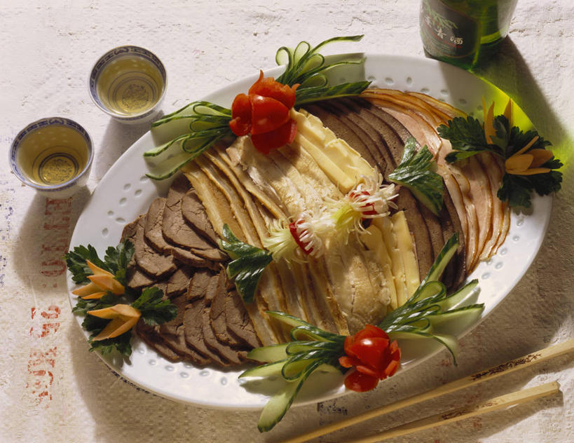 无人,横图,俯视,室内,特写,白天,幸福,餐桌,茶,筷子,桌子,黄瓜,蔬菜,杯子,餐具,一堆,一双,许多,阴影,堆叠,堆积,新鲜,装饰,反射,碟子,盘,影子,生菜,莴苣,鸡肉,肉,牛肉,茶叶,食品,两杯,文化,娱乐,传统,猪肉,肉类,食物,一个,白色,盘子,水杯,碟,享受,休闲,温馨,放松,乐趣,有机食品,绿色食品,单个,餐台,堆,礼节,华丽,修饰,点缀,提神,舒适,醒脑,礼仪,肉食,衬托,美观,雅致,雅观,春菜,鹅仔菜,莴仔菜,千金菜,叶用莴苣,茶杯,进餐用具,青瓜,胡瓜,彩图,高角度拍摄