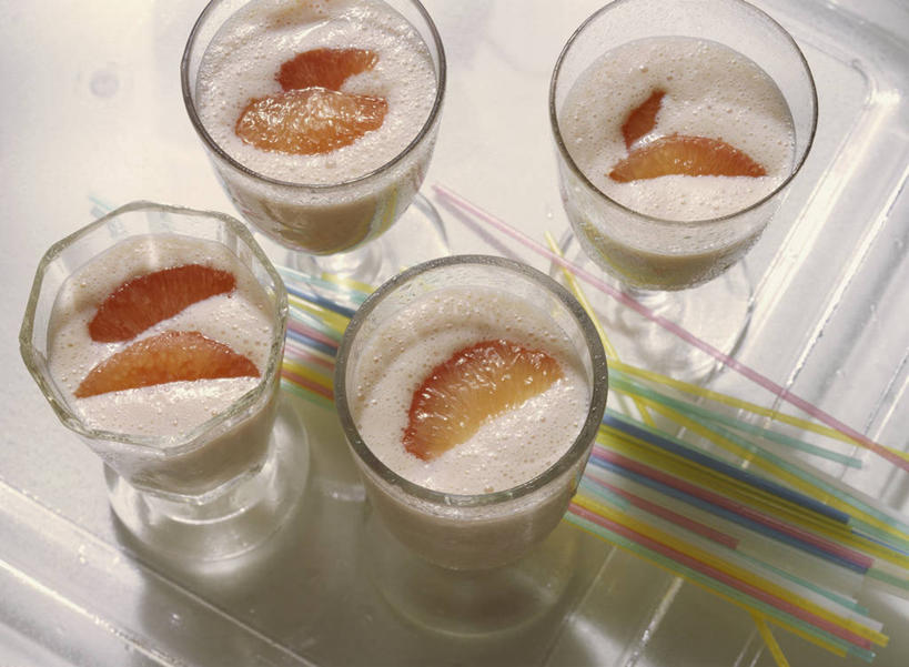 果汁,无人,横图,俯视,室内,特写,白天,餐桌,桌子,杯子,水果,一堆,许多,阴影,堆叠,堆积,新鲜,反射,影子,塑料,生食,食品,果实,饮品,四杯,葡萄柚,玻璃制品,食物,饮料,水杯,塑料制品,吸管,西柚,四个,有机食品,绿色食品,餐台,堆,空心,可口,饮管,朱栾,适口,玻璃杯,彩图,高角度拍摄,圆柱状