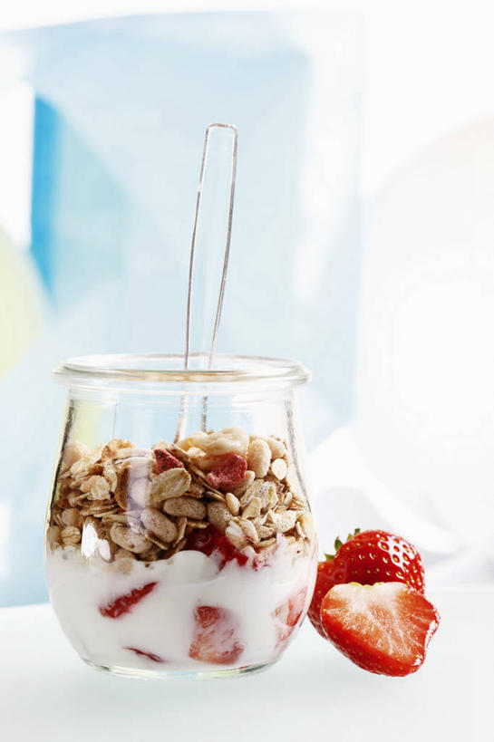 牛奶,无人,竖图,室内,特写,白天,白色背景,正面,早餐,餐桌,桌子,草莓,浆果,水果,玻璃,阴影,朦胧,模糊,新鲜,反射,影子,谷物,生食,食品,果实,饮品,营养,酸奶,美食,饮食,玻璃制品,食物,饮料,一个,红色,玻璃瓶,瓶子,保健,摄影,有机食品,绿色食品,影棚,单个,餐台,麦片,乳制品,奶,发酵,广口瓶,优格,优酪乳,洋莓,水果皇后,红莓,地莓,彩图,影棚拍摄,拍摄