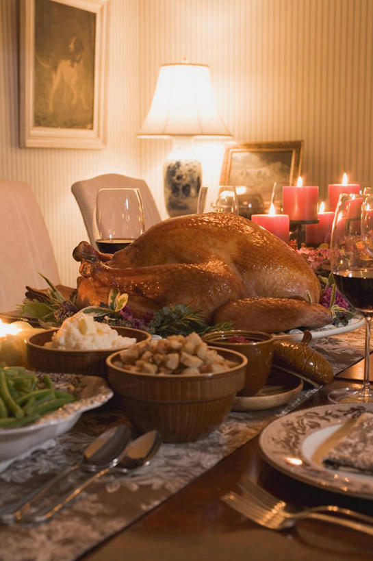 无人,竖图,室内,白天,正面,餐桌,桌子,蔬菜,餐具,蜡烛,阴影,节日,庆祝,新鲜,光线,布料,叉子,刀叉,刀子,火焰,影子,烛光,墙,灯光,鸡肉,肉,食品,火鸡,燃烧,布纹,文化,肉类,墙壁,墙面,桌布,食物,白色,餐巾,台布,点燃,庆典,烤鸡,有机食品,绿色食品,餐台,纪念,餐刀,挂画,肉食,餐叉,感恩节,进餐用具,装饰画,彩图