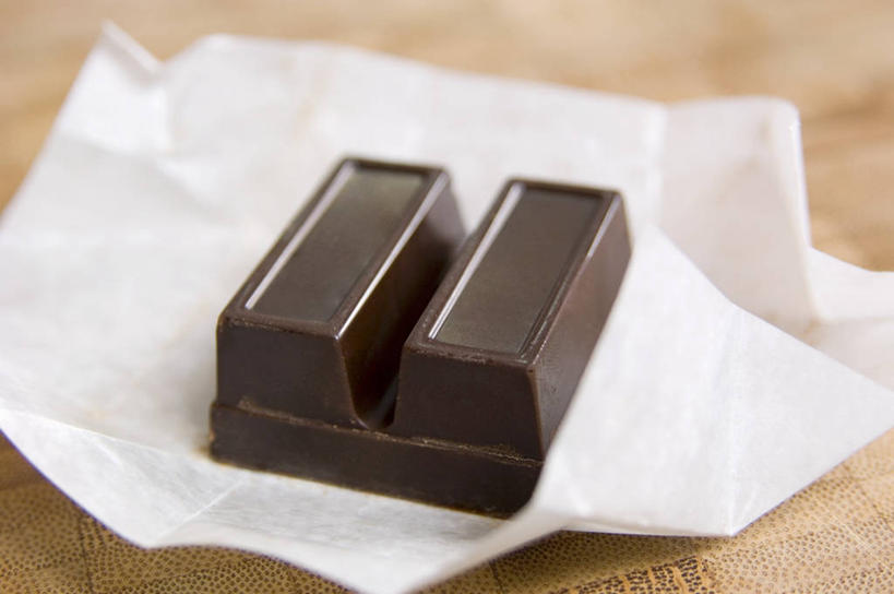 无人,横图,俯视,室内,特写,白天,餐桌,桌子,一块,阴影,朦胧,模糊,反射,包装,包装纸,影子,纸,食品,糖,糖果,甜点,甜品,褐色,纸张,食物,甜食,巧克力,餐台,朱古力,包装材料,彩图,高角度拍摄