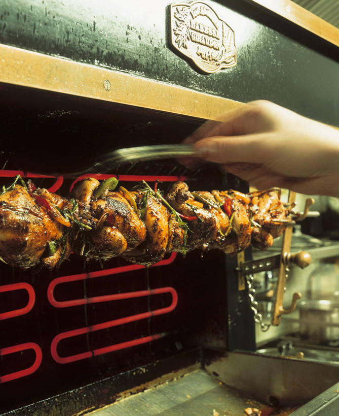 西方人,手,一个人,竖图,室内,特写,白天,正面,烧烤,热情,蔬菜,火,欧洲,欧洲人,仅一个男性,仅一个人,一堆,许多,握,阴影,堆叠,堆积,朦胧,模糊,新鲜,反射,火焰,影子,鸡肉,肉,食品,烤架,烤肉,燃烧,肉类,食物,仅一个年轻男性,夹子,手部,铁架,握着,有机食品,绿色食品,堆,单手,肉食,食品夹,食物夹,面包夹,意粉夹,男人,男性,年轻男性,白种人,半身,彩图