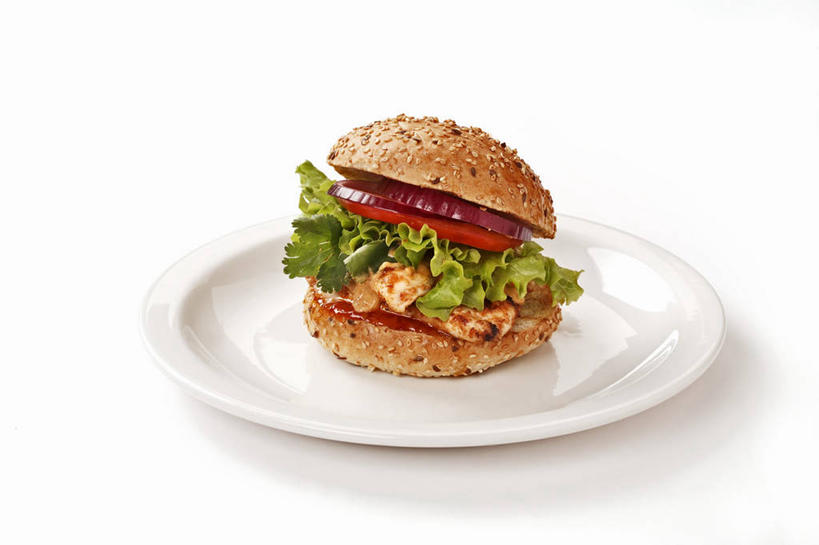 无人,横图,俯视,室内,特写,白天,白色背景,烹饪,西餐,餐桌,桌子,蔬菜,西红柿,餐具,阴影,新鲜,反射,碟子,盘,影子,生菜,莴苣,鸡肉,肉,汉堡,料理,食品,菜肴,美食,肉类,食物,一个,红色,白色,盘子,碟,快餐,西式,摄影,佳肴,有机食品,绿色食品,影棚,单个,餐台,肉食,西式快餐,垃圾食品,春菜,鹅仔菜,莴仔菜,千金菜,叶用莴苣,番茄,彩图,高角度拍摄,影棚拍摄,拍摄