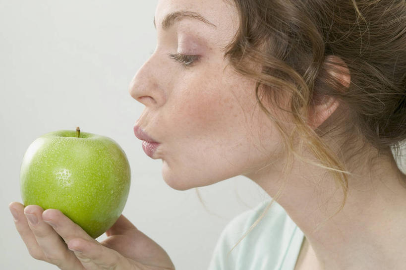 西方人,脸,头,嘴,脸颊,脖子,手,一个人,捧,横图,室内,特写,白天,白色背景,侧面,苹果,水果,欧洲,欧洲人,仅一个年轻女性,仅一个女性,仅一个人,阴影,新鲜,反射,影子,生食,食品,果实,注视,肩膀,食物,一个,青苹果,嘟嘴,观察,看,手部,撅嘴,摄影,有机食品,绿色食品,影棚,单个,观看,单手,察看,关注,年轻女性,女人,女性,白种人,头部,脖,颈,颈部,脸部,脸蛋,面部,嘴巴,嘴唇,端,端着,捧着,手捧,半身,彩图,影棚拍摄,拍摄