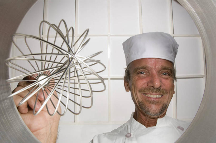 西方人,手,一个人,厨师,站,笑,微笑,露齿笑,横图,室内,白天,正面,工作服,制服,烹饪,厨房,厨具,帽子,金属制品,欧洲,欧洲人,仅一个男性,仅一个人,握,阴影,反射,金属,影子,墙,注视,墙壁,墙面,仅一个年轻男性,打蛋器,搅拌器,观察,看,站着,手部,握着,观看,单手,察看,关注,厨师帽,烹饪用具,一顶,工作制服,手动打蛋器,男人,男性,年轻男性,白种人,厨师长,厨子,大厨,主厨,烹调用具,烹调,站立,半身,彩图,工作套服,灶间