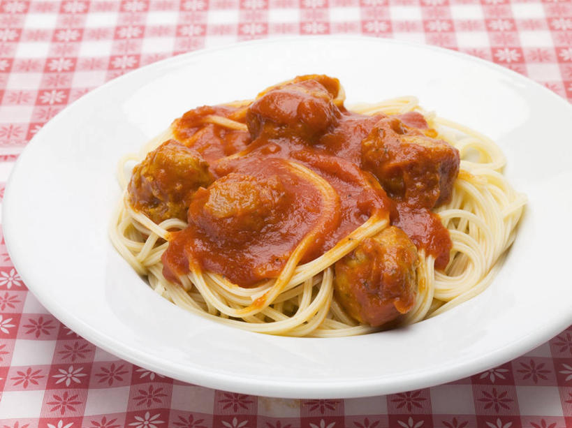 面食,面条,意大利面,无人,横图,俯视,室内,特写,白天,西餐,餐桌,桌子,餐具,一堆,许多,阴影,堆叠,堆积,反射,碟子,盘,影子,调料,酱料,酱汁,面,茄汁,肉,佐料,料理,食品,调味品,丸子,调味料,番茄酱,酱,肉类,肉丸,食物,一个,白色,盘子,碟,西式,单个,餐台,堆,肉食,彩图,高角度拍摄