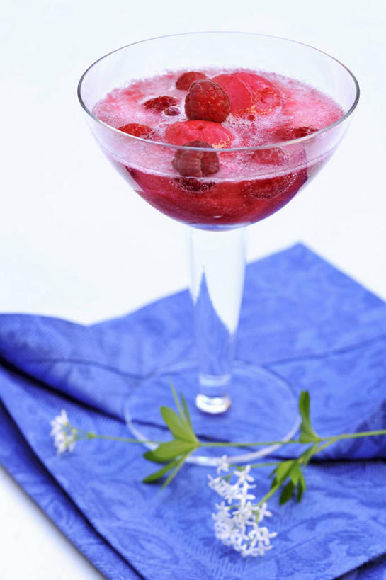 葡萄酒,无人,竖图,俯视,室内,特写,白天,白色背景,奢侈,快乐,餐桌,桌子,浆果,杯子,水果,阴影,新鲜,反射,布料,高脚杯,影子,桑葚,生食,食品,果实,浪漫,布纹,玻璃制品,酒,桌布,食物,饮料,一个,蓝色,餐巾,酒杯,台布,香槟,覆盆子,诱惑,摄影,有机食品,绿色食品,影棚,单个,餐台,气泡酒,起泡酒,汽酒,鸡尾酒杯,玻璃杯,彩图,高角度拍摄,影棚拍摄,高兴,欢笑,拍摄