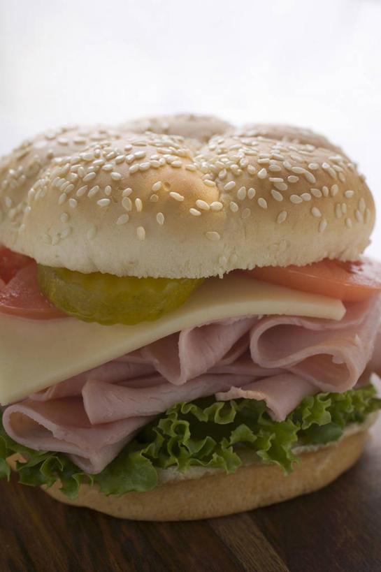 点心,面包,奶酪,无人,竖图,俯视,室内,特写,白天,白色背景,烹饪,西餐,餐桌,桌子,蔬菜,阴影,新鲜,反射,影子,生菜,莴苣,肉,芝麻,干酪,汉堡,起司,料理,食品,面点,芝士,营养,火腿,猪肉,菜肴,美食,肉类,食物,腌制,糕点,一个,快餐,乳酪,西式,摄影,佳肴,有机食品,绿色食品,影棚,单个,餐台,乳制品,发酵,肉食,西式快餐,垃圾食品,小圆面包,豚肉,脂麻,胡麻,白麻,巨胜子,春菜,鹅仔菜,莴仔菜,千金菜,油麻,叶用莴苣,熏制,火肉,兰熏,猪腿,彩图,高角度拍摄,影棚拍摄,拍摄