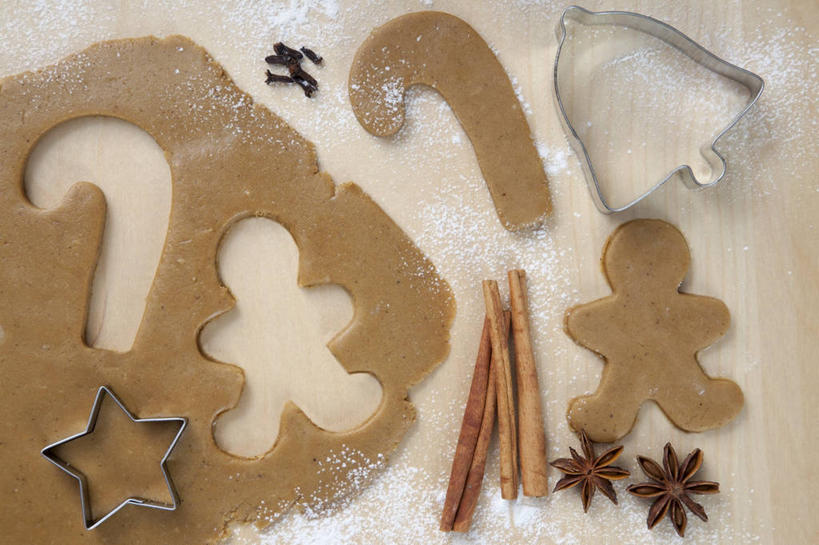 点心,无人,横图,俯视,室内,特写,白天,烹饪,餐桌,桌子,厨具,金属制品,圣诞节,阴影,节日,庆祝,人形,反射,金属,影子,调味,香料,佐料,食品,甜点,肉桂,文化,食物,糕点,饼干,茴香,甜食,零食,庆典,餐台,模具,纪念,八角,八角茴香,大茴香,配料,桂皮,酥饼,烹饪用具,姜饼,八月珠,舶茴香,大料,作料,官桂,牡桂,筒桂,香桂,玉桂,姜饼人,装饰饼干,烹调用具,烹调,彩图,高角度拍摄