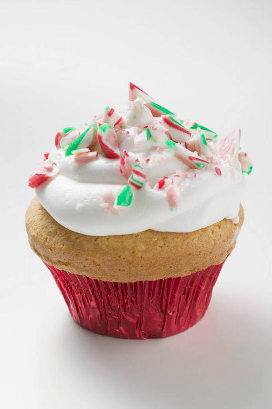 点心,无人,竖图,俯视,室内,特写,白天,白色背景,下午茶,餐桌,桌子,阴影,装饰,反射,影子,食品,食物,糕点,一个,巧克力,摄影,影棚,单个,餐台,朱古力,纸托,华丽,修饰,点缀,衬托,美观,雅致,雅观,纸杯蛋糕,七彩米,纸托蛋糕,七彩糖针,巧克力针,朱古力针,蛋糕托,蛋糕托纸,蛋糕纸托,彩图,高角度拍摄,影棚拍摄,拍摄,蛋糕