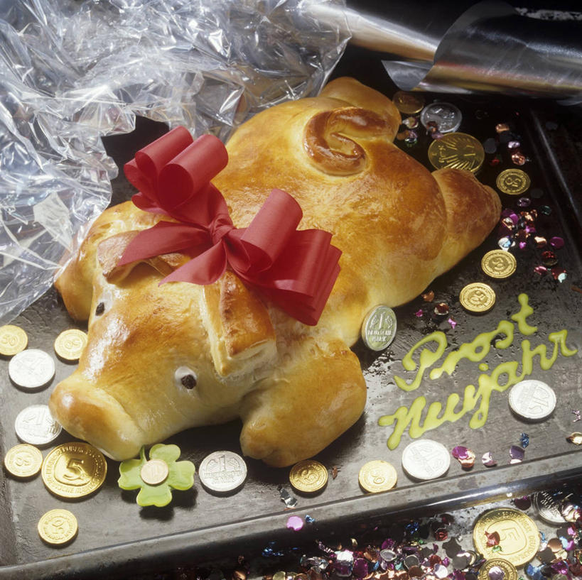 点心,面包,无人,横图,俯视,室内,特写,白天,钱,餐桌,桌子,猪,春节,阴影,节日,庆祝,装饰,反射,英文,标志,钱币,丝绸,丝带,文字,影子,字符,字母,食品,面点,缎带,文化,标识,绸带,食物,糕点,红色,动物,庆典,家畜,金融,牲畜,经济,餐台,纪念,英文字母,华丽,修饰,点缀,流通,贸易,衬托,美观,雅致,雅观,货币,现金,硬币,彩图,高角度拍摄