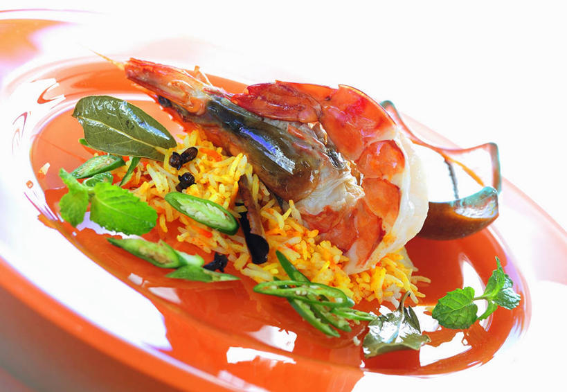 无人,横图,俯视,室内,特写,白天,白色背景,烹饪,餐桌,桌子,餐具,叶子,阴影,装饰,反射,碟子,盘,丝绸,丝带,影子,调味,虾,香料,佐料,料理,食品,绿叶,缎带,泰式,菜肴,美食,大虾,泰国料理,绸带,食物,红色,盘子,碟,嫩叶,摄影,佳肴,影棚,对虾,餐台,华丽,修饰,点缀,配料,斑节虾,作料,衬托,美观,雅致,雅观,泰菜,泰国菜,泰式料理,东方对虾,中国对虾,叶,叶片,彩图,高角度拍摄,影棚拍摄,拍摄