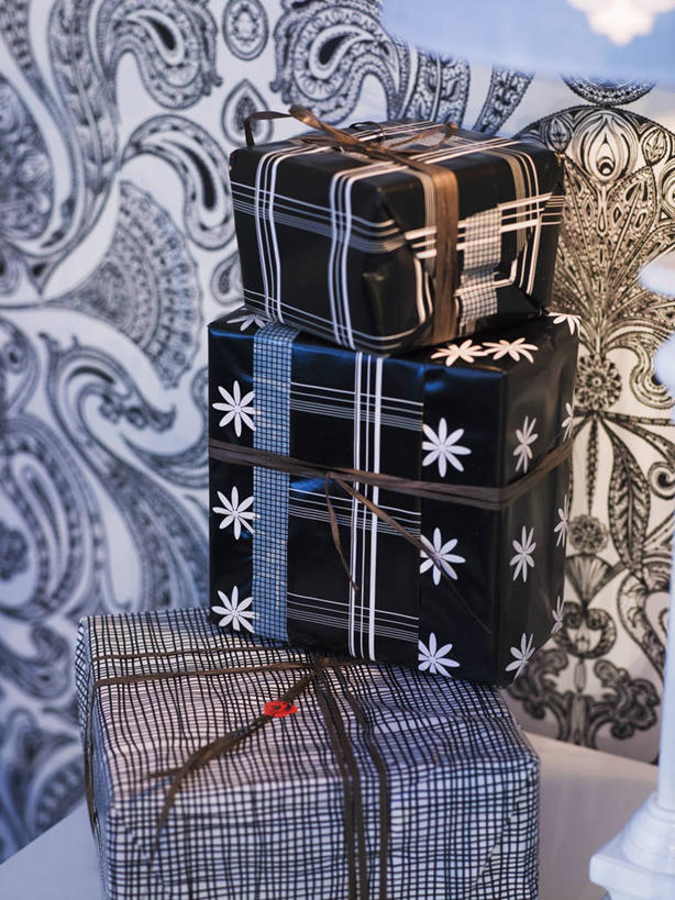 无人,竖图,俯视,室内,特写,白天,餐桌,桌子,静物,礼盒,礼物,圣诞节,一堆,许多,阴影,堆叠,堆积,节日,庆祝,反射,丝绸,丝带,影子,纸盒,缎带,文化,绸带,盒子,包装盒,礼品盒,庆典,礼品,餐台,纪念,堆,彩图,高角度拍摄