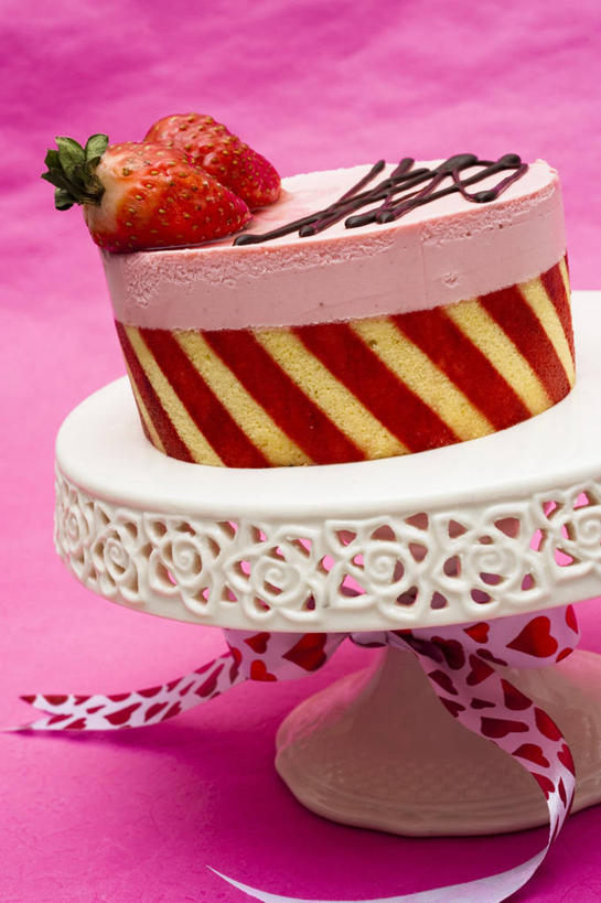 无人,竖图,俯视,室内,特写,白天,餐桌,桌子,草莓,浆果,水果,情人节,阴影,粉色背景,节日,庆祝,新鲜,装饰,反射,丝绸,丝带,影子,生食,食品,果实,缎带,文化,绸带,食物,红色,庆典,摄影,有机食品,绿色食品,影棚,餐台,纪念,华丽,修饰,点缀,衬托,美观,雅致,雅观,蛋糕台,洋莓,水果皇后,红莓,地莓,彩图,高角度拍摄,影棚拍摄,拍摄