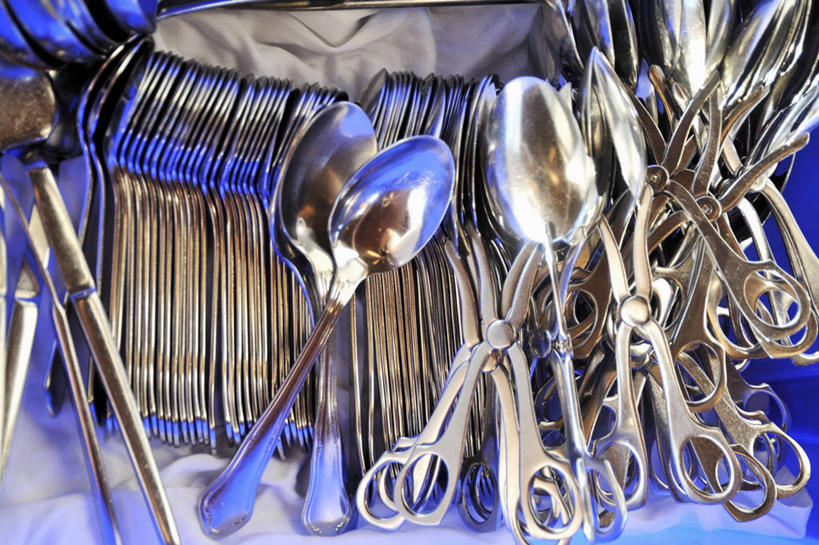 无人,横图,俯视,室内,特写,白天,餐桌,桌子,静物,餐具,金属制品,一堆,许多,修剪,阴影,堆叠,堆积,反射,金属,叉子,工具,剪刀,影子,勺子,调羹,汤匙,餐台,堆,裁剪,剪子,剪裁,切割,餐叉,进餐用具,彩图,高角度拍摄