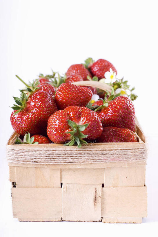 无人,交叉,竖图,俯视,室内,特写,白天,白色背景,餐桌,桌子,竹子,草莓,浆果,水果,一堆,许多,阴影,堆叠,堆积,竹制,新鲜,编织,反射,篮子,影子,生食,食品,果实,食物,一个,红色,竹篮,摄影,有机食品,绿色食品,影棚,单个,餐台,竹条,堆,交织,竹制品,穿插,洋莓,水果皇后,红莓,地莓,彩图,高角度拍摄,影棚拍摄,拍摄