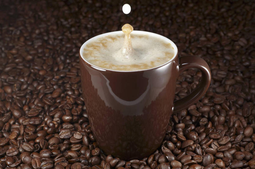 咖啡,无人,横图,俯视,室内,特写,白天,幸福,水,植物,豆,杯子,一堆,许多,阴影,堆叠,堆积,飞溅,溅,反射,瓷器,液体,影子,水滴,豆类,豆子,褐色,咖啡杯,陶瓷制品,一杯,娱乐,水珠,饮料,一个,咖啡豆,享受,休闲,温馨,放松,乐趣,单个,堆,提神,舒适,喷洒,瓷杯,醒脑,豆科,软饮料,咖啡因,彩图,高角度拍摄