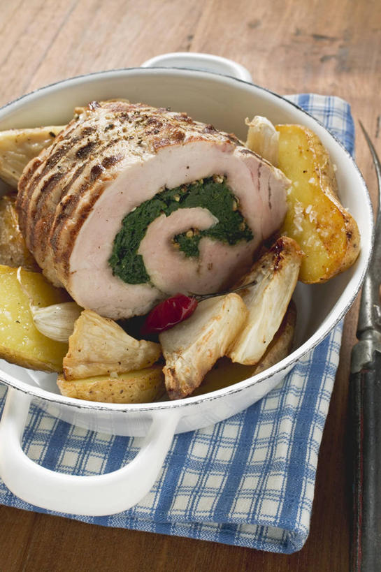 无人,竖图,俯视,室内,特写,白天,烹饪,西餐,桌面,桌子,芹菜,蔬菜,土豆,阴影,新鲜,反射,木制,影子,陶瓷,肉,料理,食品,陶瓷制品,猪肉,菜肴,美食,肉类,食物,餐巾,木制品,容器,碗,西式,佳肴,有机食品,绿色食品,储藏,储存,肉食,豚肉,馍馍蛋,保洁方巾,口布,药芹,洋芋,水芹,山药蛋,马铃薯,旱芹,彩图,高角度拍摄,贮存