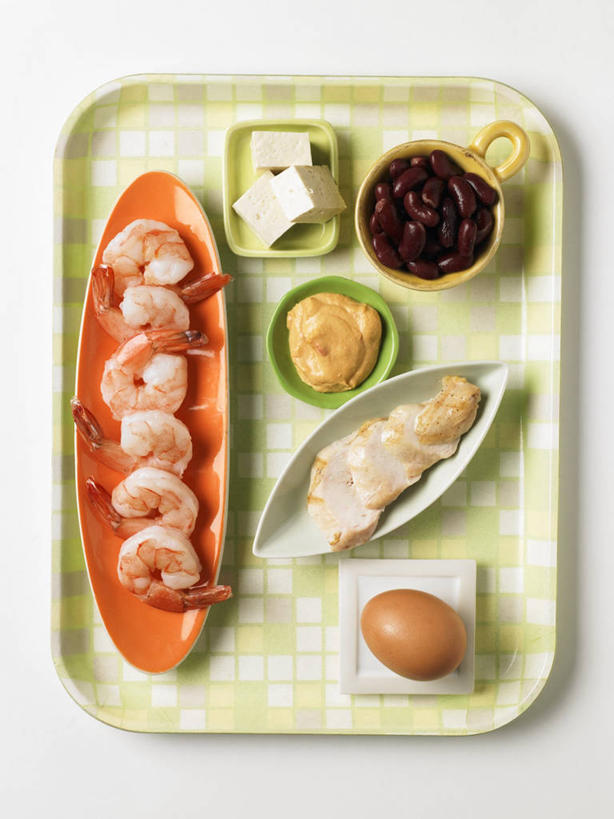 无人,竖图,俯视,室内,特写,白天,白色背景,植物,桌面,桌子,豆,蔬菜,餐具,阴影,新鲜,反射,木制,碟子,盘,影子,陶瓷,豆类,豆子,刀豆,蛋,调料,鸡蛋,酱料,酱汁,虾,佐料,食品,陶瓷制品,调味品,调味料,四季豆,酱,大虾,食物,盘子,木制品,容器,碟,碗,花生酱,摄影,有机食品,绿色食品,影棚,对虾,储藏,储存,芸豆,豆科,斑节虾,菜豆,二季豆,白肾豆,架豆,玉豆,去豆,卵,多花菜豆,东方对虾,中国对虾,彩图,高角度拍摄,影棚拍摄,拍摄,贮存