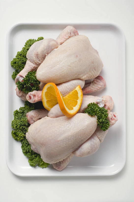 无人,竖图,俯视,室内,特写,白天,白色背景,桌面,桌子,鸡,蔬菜,餐具,水果,阴影,新鲜,反射,木制,碟子,盘,影子,香菜,鸡肉,肉,生食,食品,果实,肉类,家禽,食物,动物,盘子,木制品,碟,两只,摄影,牲畜,有机食品,绿色食品,影棚,甜橙,肉食,胡菜,香荽,原荽,园荽,芫荽,胡荽,莞荽,芫茜,芫蓿,莚葛草,莚荽菜,橙子,橙,彩图,高角度拍摄,影棚拍摄,拍摄,鹄壳,黄橙,黄果,金橙,金环,金球,糖橙