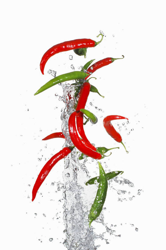 无人,竖图,室内,特写,白天,白色背景,正面,水,辣椒,蔬菜,阴影,飞溅,新鲜,溅,反射,液体,影子,水滴,食品,水珠,食物,摄影,有机食品,绿色食品,影棚,喷洒,下降,降落,辣角,红海椒,大椒,辣虎,广椒,降低,下跌,下落,辣子,红辣椒,海椒,番椒,彩图,影棚拍摄,拍摄