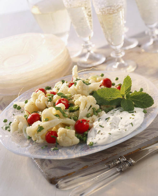 葡萄酒,无人,竖图,俯视,室内,特写,白天,白色背景,奢侈,快乐,桌面,桌子,蔬菜,西红柿,小番茄,杯子,餐具,阴影,新鲜,反射,木制,叉子,刀叉,刀子,碟子,高脚杯,盘,影子,花菜,花椰菜,西兰花,生食,蔬菜沙拉,沙拉,食品,浪漫,色拉,沙律,玻璃制品,酒,食物,饮料,盘子,酒杯,木制品,碟,香槟,诱惑,摄影,有机食品,绿色食品,影棚,色拉酱,椰菜花,餐刀,千岛酱,香槟杯,餐叉,气泡酒,起泡酒,汽酒,甘蓝花,小西红柿,樱桃小番茄,珍珠小番茄,玻璃杯,进餐用具,樱桃番茄,圣女果,番茄,彩图,高角度拍摄,影棚拍摄,高兴,欢笑,拍摄