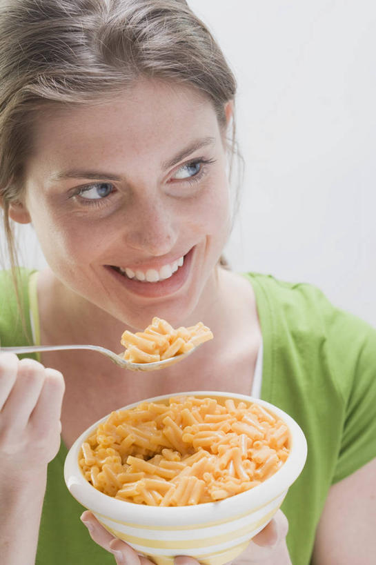 面食,面条,意大利面,西方人,脸,头,脸颊,手,一个人,站,笑,微笑,露齿笑,竖图,室内,特写,白天,白色背景,正面,西餐,欧洲,欧洲人,双手,仅一个年轻女性,仅一个女性,仅一个人,握,服装,勺子,陶瓷,面,料理,食品,陶瓷制品,拿,拿着,注视,休闲装,肩膀,食物,一个,衣服,绿色,容器,调羹,汤匙,碗,观察,看,站着,休闲,手部,休闲服,西式,握着,摄影,服饰,影棚,单个,观看,储藏,察看,储存,关注,年轻女性,女人,女性,白种人,头部,脸部,脸蛋,面部,站立,半身,彩图,影棚拍摄,拍摄,贮存