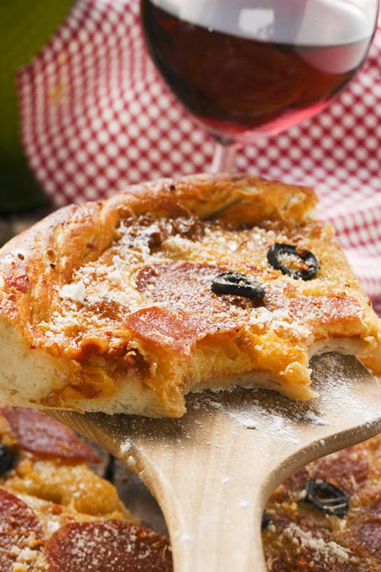 奶酪,红酒,葡萄酒,无人,竖图,俯视,室内,特写,白天,烹饪,西餐,桌面,桌子,橄榄,杯子,水果,阴影,朦胧,模糊,新鲜,反射,木制,高脚杯,影子,生食,干酪,起司,料理,食品,披萨,匹萨,果实,红酒杯,酒类,芝士,营养,菜肴,美食,玻璃制品,酒,食物,饮料,餐巾,酒杯,木制品,快餐,红葡萄酒,乳酪,西式,佳肴,有机食品,绿色食品,黑橄榄,乳制品,比萨,葡萄酒杯,发酵,西式快餐,垃圾食品,乌橄榄,乌榄,意大利薄饼,油橄榄,保洁方巾,口布,玻璃杯,青果,白榄,彩图,高角度拍摄