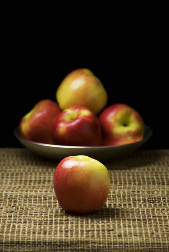 无人,竖图,俯视,室内,特写,白天,桌面,桌子,苹果,餐具,水果,五个,一堆,许多,阴影,堆叠,堆积,黑色背景,朦胧,模糊,新鲜,反射,木制,碟子,盘,影子,生食,食品,果实,食物,红色,盘子,木制品,碟,红苹果,摄影,有机食品,绿色食品,影棚,堆,彩图,高角度拍摄,影棚拍摄,拍摄