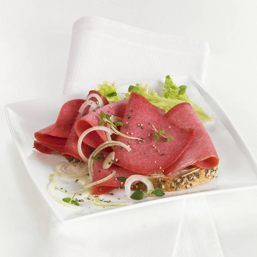 无人,方图,俯视,室内,特写,白天,白色背景,桌面,桌子,蔬菜,洋葱,餐具,阴影,新鲜,反射,木制,碟子,盘,影子,香肠,食品,腊肠,食物,盘子,餐巾,木制品,碟,摄影,有机食品,绿色食品,影棚,玉葱,保洁方巾,口布,圆葱,洋葱头,球葱,葱头,彩图,高角度拍摄,影棚拍摄,拍摄