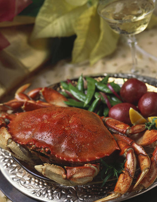 海鲜,蟹,红酒,葡萄酒,无人,竖图,俯视,室内,特写,白天,烹饪,西餐,植物,桌面,桌子,杯子,餐具,阴影,反射,木制,螃蟹,碟子,高脚杯,盘,盆栽,影子,料理,食品,盆景,红酒杯,白葡萄酒,酒类,水产,菜肴,美食,海洋生物,玻璃制品,酒,食物,饮料,绿色,自然,盘子,酒杯,木制品,碟,西式,佳肴,生长,成长,葡萄酒杯,水生动物,海产品,水生物,海底动物,玻璃杯,彩图,高角度拍摄