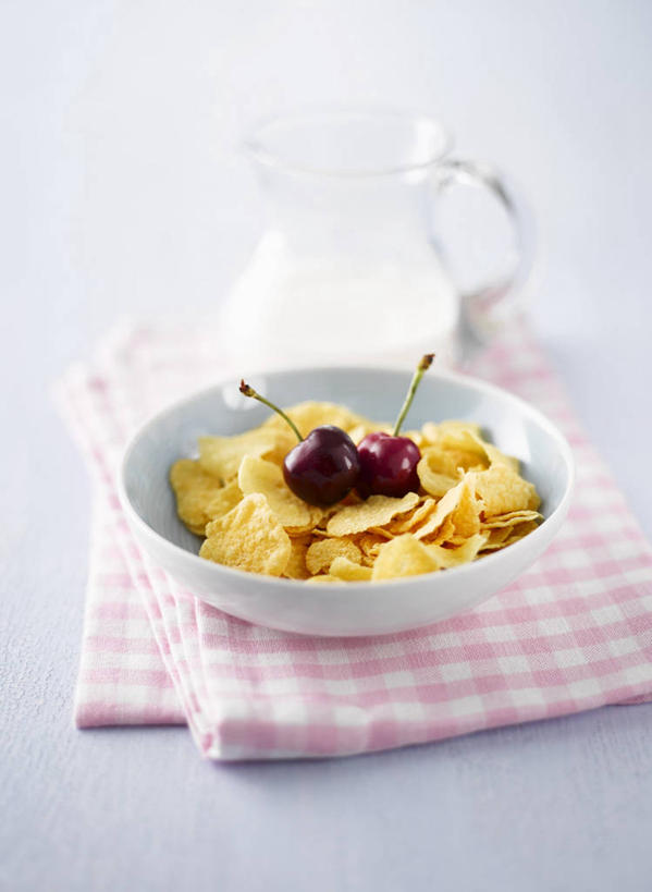 点心,牛奶,无人,竖图,俯视,室内,特写,白天,桌面,桌子,樱桃,水果,阴影,灰色背景,朦胧,模糊,新鲜,反射,木制,奶瓶,影子,陶瓷,玉米片,生食,食品,果实,陶瓷制品,饮品,营养,食物,饮料,一个,餐巾,木制品,瓶子,容器,碗,快餐,零食,摄影,有机食品,绿色食品,影棚,单个,奶嘴,婴儿用品,储藏,乳制品,奶,牛乳,储存,垃圾食品,安神,保洁方巾,口布,樱珠,莺桃,英桃,楔桃,牛桃,荆桃,彩图,高角度拍摄,影棚拍摄,拍摄,贮存