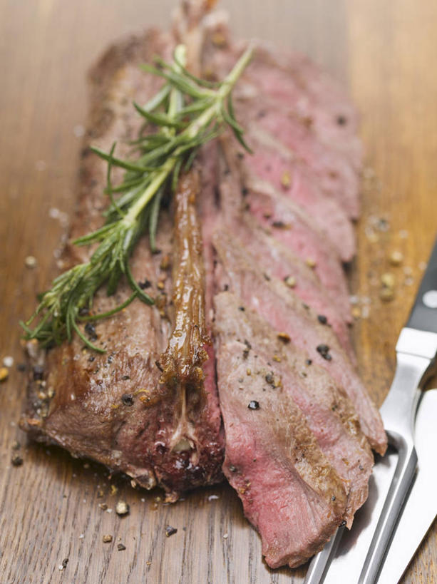 无人,竖图,俯视,室内,特写,白天,烹饪,西餐,桌面,桌子,餐具,阴影,朦胧,模糊,反射,木制,叉子,刀叉,刀子,影子,肉,料理,食品,菜肴,美食,肉类,食物,木制品,西式,佳肴,迷迭香,餐刀,肉食,餐叉,鹿肉,海洋之露,进餐用具,彩图,高角度拍摄