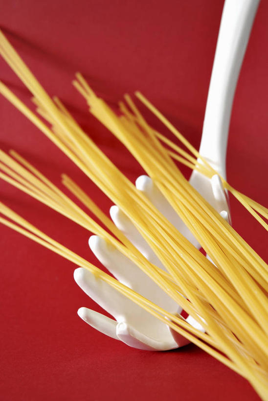 面食,面条,意大利面,无人,竖图,俯视,室内,特写,白天,西餐,桌面,桌子,一把,阴影,红色背景,反射,木制,影子,勺子,塑料,面,料理,食品,食物,黄色,木制品,塑料制品,调羹,汤匙,西式,摄影,影棚,彩图,高角度拍摄,影棚拍摄,拍摄
